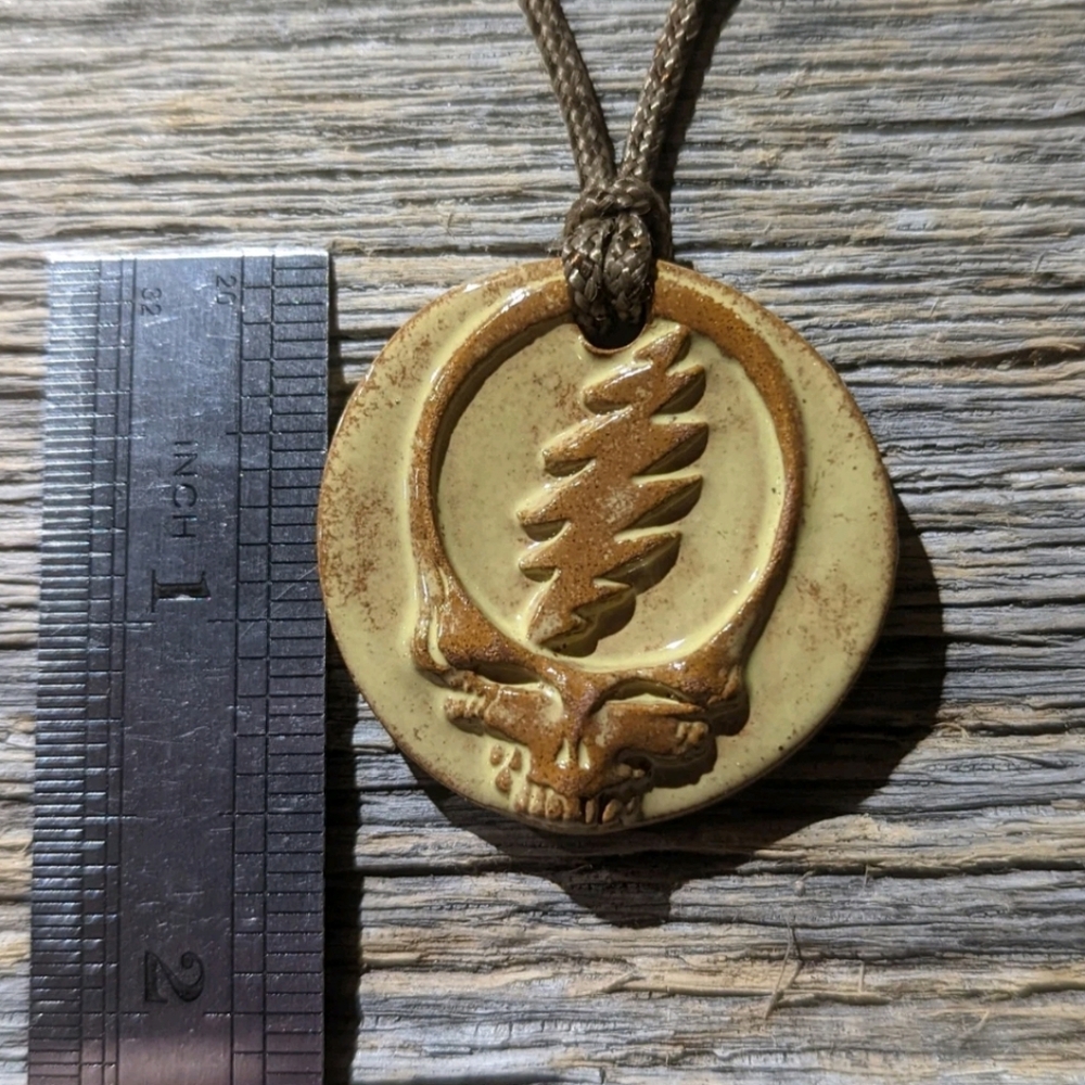 Stealie SYF Steal Your Face Grateful Dead Necklace Pendant Gift Yellow - Picture 2 of 2